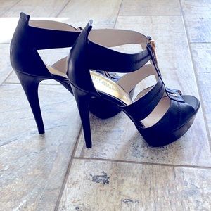 Barely worn beautiful & comfortable!